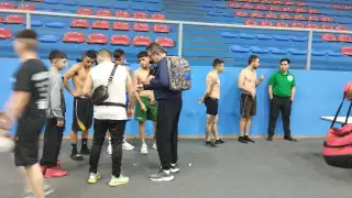 Los boxeadores llegaron desde temprano al lugar