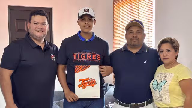 La firma quedó plasmada con sus padres como testigos