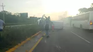 Paramédicos acudieron al lugar del accidente para atender a los lesionados