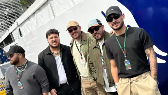 Grupo Frontera presente para apoyar a Checo Pérez