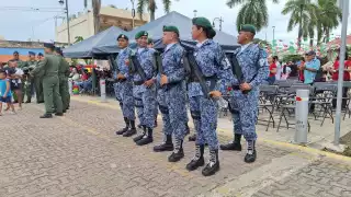 Familias acudieron para fotografiarse con los elementos uniformados