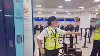 Estudiante y aeroportuario a la vez: Joven ayuda a viajeros con problemas de movilidad en el aeropuerto de Cancún