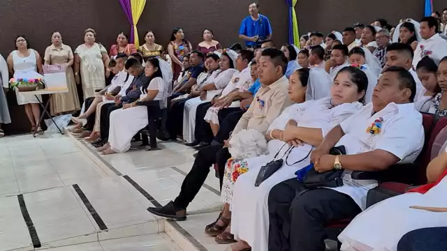 Después de casarse, las parejas bailaron su vals y cortaron el pastel