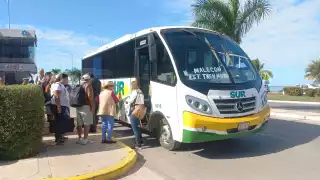 Los autobuses de segunda clase brindan el servicio ante el cobro excesivo de los taxistas