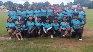 Bravas aplasta a Mieleras en la final de softbol de Hopelchén