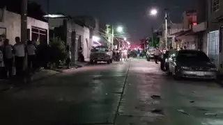 Hombres mujeres y niños corrieron hacia diferentes puntos resguardándose en casa de personas