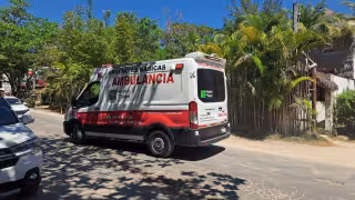 Al sitio acudieron paramédicos del Hospital de Tulum, quienes brindaron los primeros auxilios al lesionado