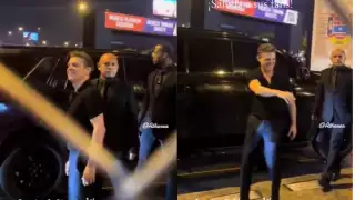 Luis Miguel baja de su auto para saludar a sus fans en Perú