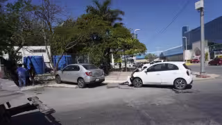 Conductora se estrella contra automóvil estacionado tras maniobra de emergencia en la capital campechana