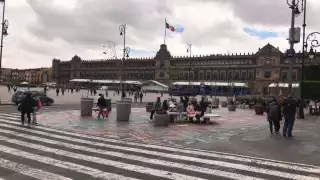 Policías capitalinos cerraron calles como 20 de Noviembre, 5 de Mayo y Francisco I. Madero, para instalar gradas y los vehículos del Ejército