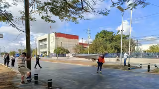 Protesta de jubilados de Pemex en el aeropuerto de Mérida hoy: vuelos demorados, desviación de rutas Va y Ven y cierre de calles