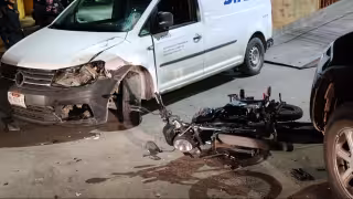 Choque contra dos camionetas manda a motociclista al hospital en Calkiní