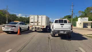 Aparatoso accidente en Akumal dejó a cinco trabajadores expulsados de una pickup