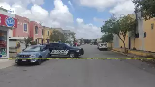 Elementos policiacos acudieron a Villas del Sol en Playa del Carmen par calmar a la pareja que discutía ante la mirada de los vecinos
