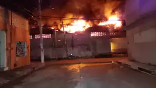 Pipas de agua potable de diferentes empresas se unieron con los bomberos para sofocar las llamas