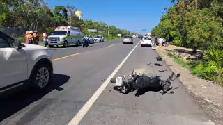 Motociclista resultó lesionado tras chocar contra un taxi en el tramo Tulum–Muyil