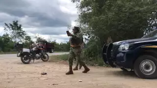 Aseguran motocicleta que era tripulada presuntamente por hombres armados