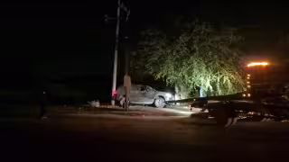 Camioneta a exceso de velocidad derriba transformador de la CFE en Champotón
