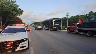 Autobús del Tren Maya se estrella contra una camioneta BMW  en Tulum