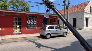 Trabajador de Telmex queda colgado tras caer dos postes en pleno Centro del Carmen
