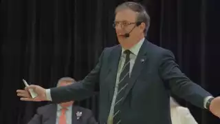 Marcelo Ebrard inicia debate con Claudia Sheinbaum