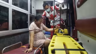 Al lugar llegaron paramédicos de la Cruz Roja que trasladaron a la señora al Instituto Mexicano del Seguro Social