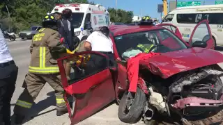 El automóvil quedó destrozado del fuerte impacto