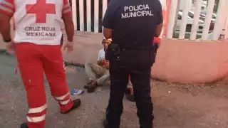 El hombre fue alcanzado por elementos de la policía municipal y de la Cruz Roja, ya que su herida sangraba
