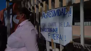Los padres de familia cerraron la primaria por maltrato de la Directora a los maestros y alumnos