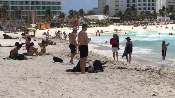 Turistas nacionales, extranjeros y gente local acudieron a Playa Fórum de Cancún para disfrutar del mar que baña la costa
