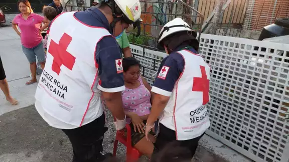 Socorrista de la Cruz Roja brindaron primeros auxilios a las mujeres que presentaban lesiones Socorrista de la Cruz Roja brindaron primeros auxilios a las mujeres que presentaban lesiones