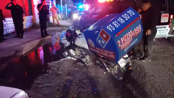 Asaltan a repartidor de pizzas para despojarlo de su motocicleta e iniciar una persecución policial Asaltan a repartidor de pizzas para despojarlo de su motocicleta e iniciar una persecución policial