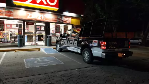 Del lugar, los asaltantes se llevaron mil 300 pesos y huyeron con rumbo desconocido Del lugar, los asaltantes se llevaron mil 300 pesos y huyeron con rumbo desconocido