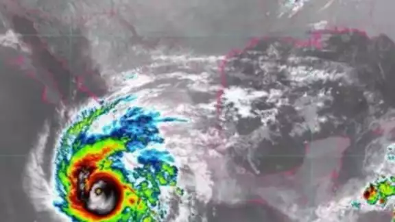 El Huracán Norma sigue su trayecto al Norte de México