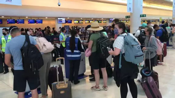 Se espera que el aeropuerto de Cancún alcance los mil 600 vuelos en tres días Se espera que el aeropuerto de Cancún alcance los mil 600 vuelos en tres días