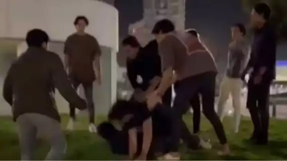 Mirreyes golpean a un joven en Angelópolis Mirreyes golpean a un joven en Angelópolis