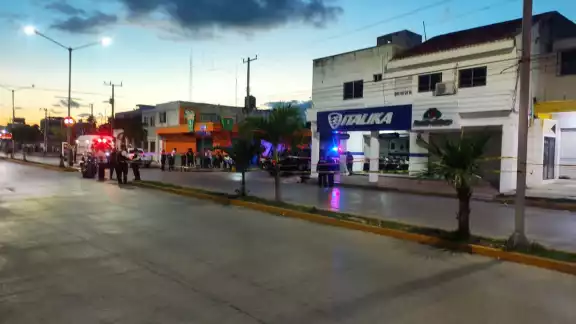 Elementos de seguridad pública quiénes acordonaron la zona en espera de la llegada de los peritos de la fiscalía general del estado Elementos de seguridad pública quiénes acordonaron la zona en espera de la llegada de los peritos de la fiscalía general del estado