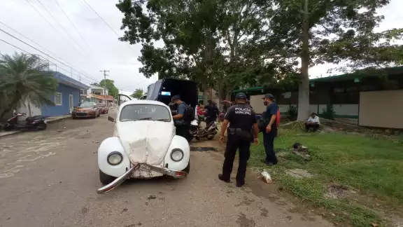 Tras el fuerte golpe el vehículo arrastró más de 15 metros a la motocicleta antes de detener su marcha Tras el fuerte golpe el vehículo arrastró más de 15 metros a la motocicleta antes de detener su marcha