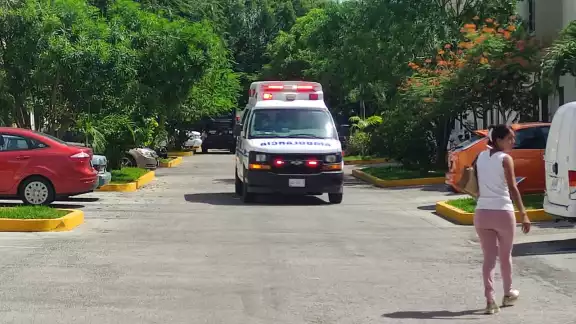 Elementos del Semefo llegaron al lugar para levantar el cuerpo y trasladarlo a la morgue para realizar la necropsia Elementos del Semefo llegaron al lugar para levantar el cuerpo y trasladarlo a la morgue para realizar la necropsia