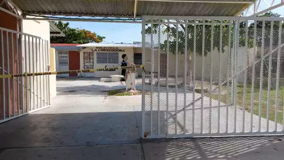 Además de llevarse el equipo, los ladrones destrozaron parte de las aulas de clase Además de llevarse el equipo, los ladrones destrozaron parte de las aulas de clase