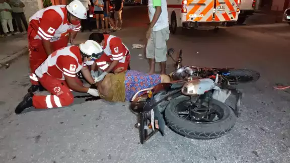 La mujer sufrió un fuerte golpe en la cabeza por lo que dejó un charco de sangre en el pavimento La mujer sufrió un fuerte golpe en la cabeza por lo que dejó un charco de sangre en el pavimento