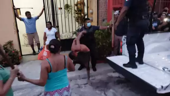 Vecinos agarran a palos a presunto ladrón em la colonia Primero de Mayo