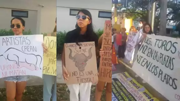 Animalistas protestan frente a la Plaza de Toros de Mérida