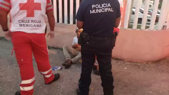 El hombre fue alcanzado por elementos de la policía municipal y de la Cruz Roja, ya que su herida sangraba El hombre fue alcanzado por elementos de la policía municipal y de la Cruz Roja, ya que su herida sangraba