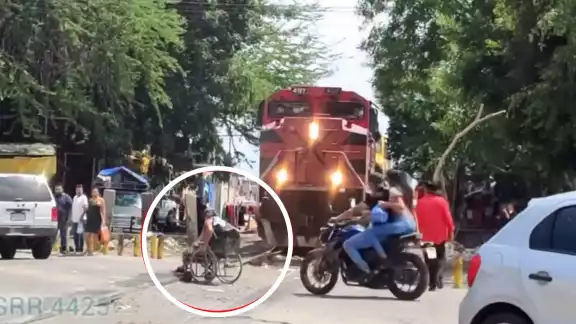 Hombre en silla de ruedas intenta ganarle al tren en Jalisco Hombre en silla de ruedas intenta ganarle al tren en Jalisco