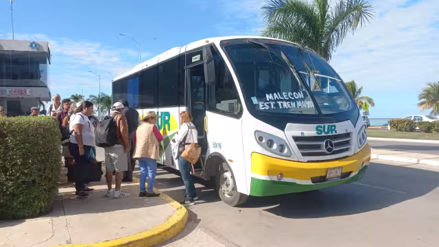 Los autobuses de segunda clase brindan el servicio ante el cobro excesivo de los taxistas