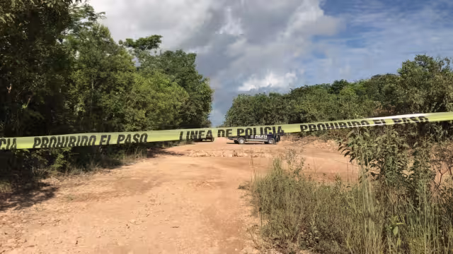 Las autoridades policiacas acordonaron la zona del hallazgo del cuerpo en el fraccionamiento Prado Norte de Cancún
