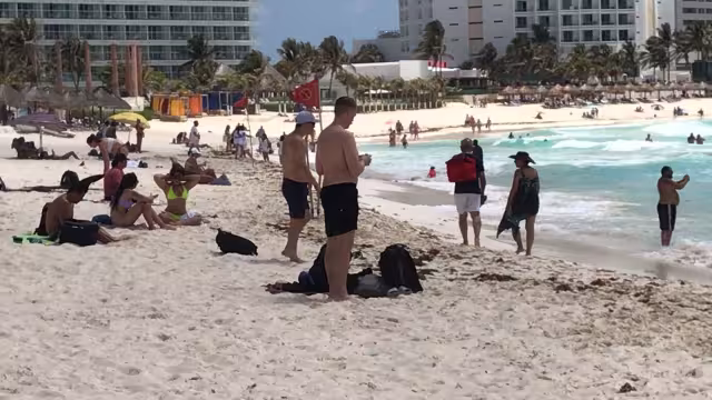 Turistas nacionales, extranjeros y gente local acudieron a Playa Fórum de Cancún para disfrutar del mar que baña la costa