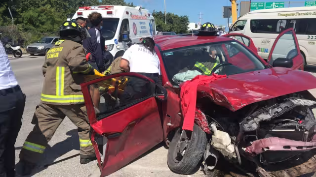 El automóvil quedó destrozado del fuerte impacto