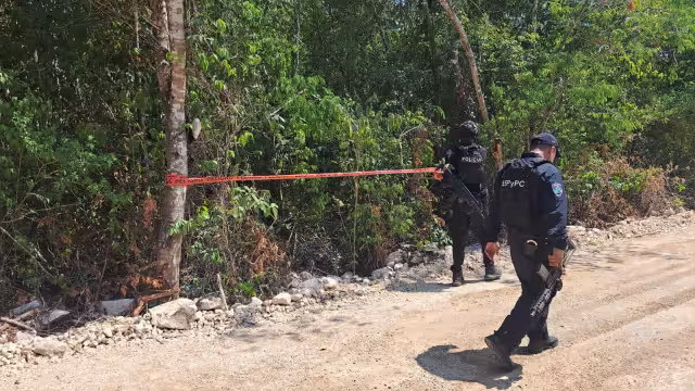 Peritos forenses realizaron el procesamiento de la escena y posteriormente efectuaron el levantamiento del cuerpo